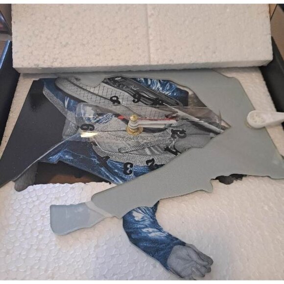 New Elvis Presley Swinging Legs Wall Clock NIB Blue Suede Shoes Home Decor Photo - Picture 3 of 3